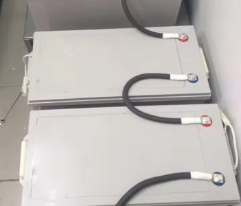 מצברים סולאריים מחווטים בטור - טעינה סולארית