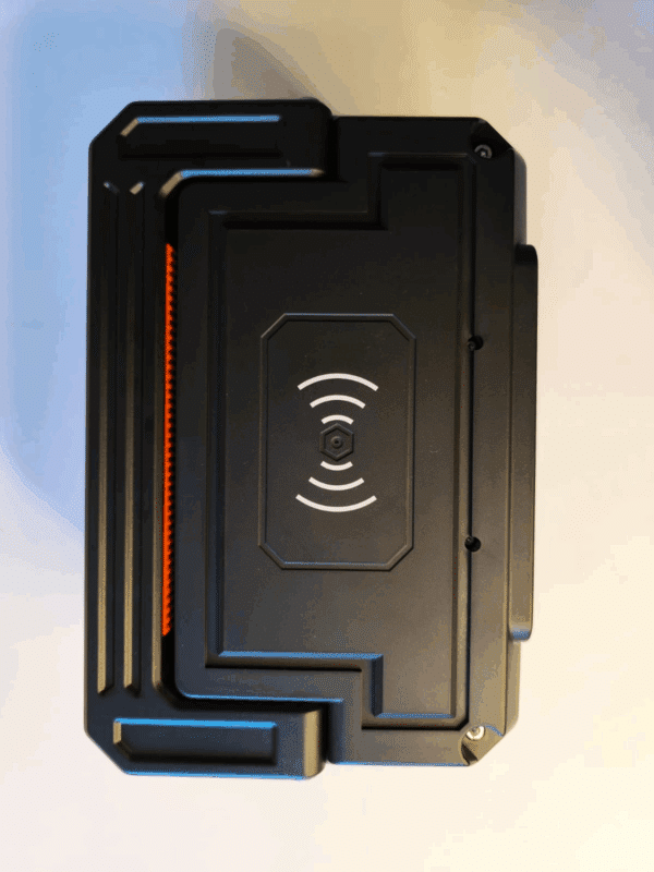 תחנת כוח ניידת עם טעינה אלחוטית