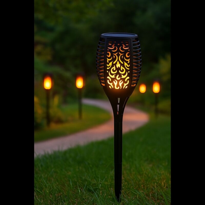 לפיד סולארי לגינה על הרקע של לפידים דולקים בחשכה